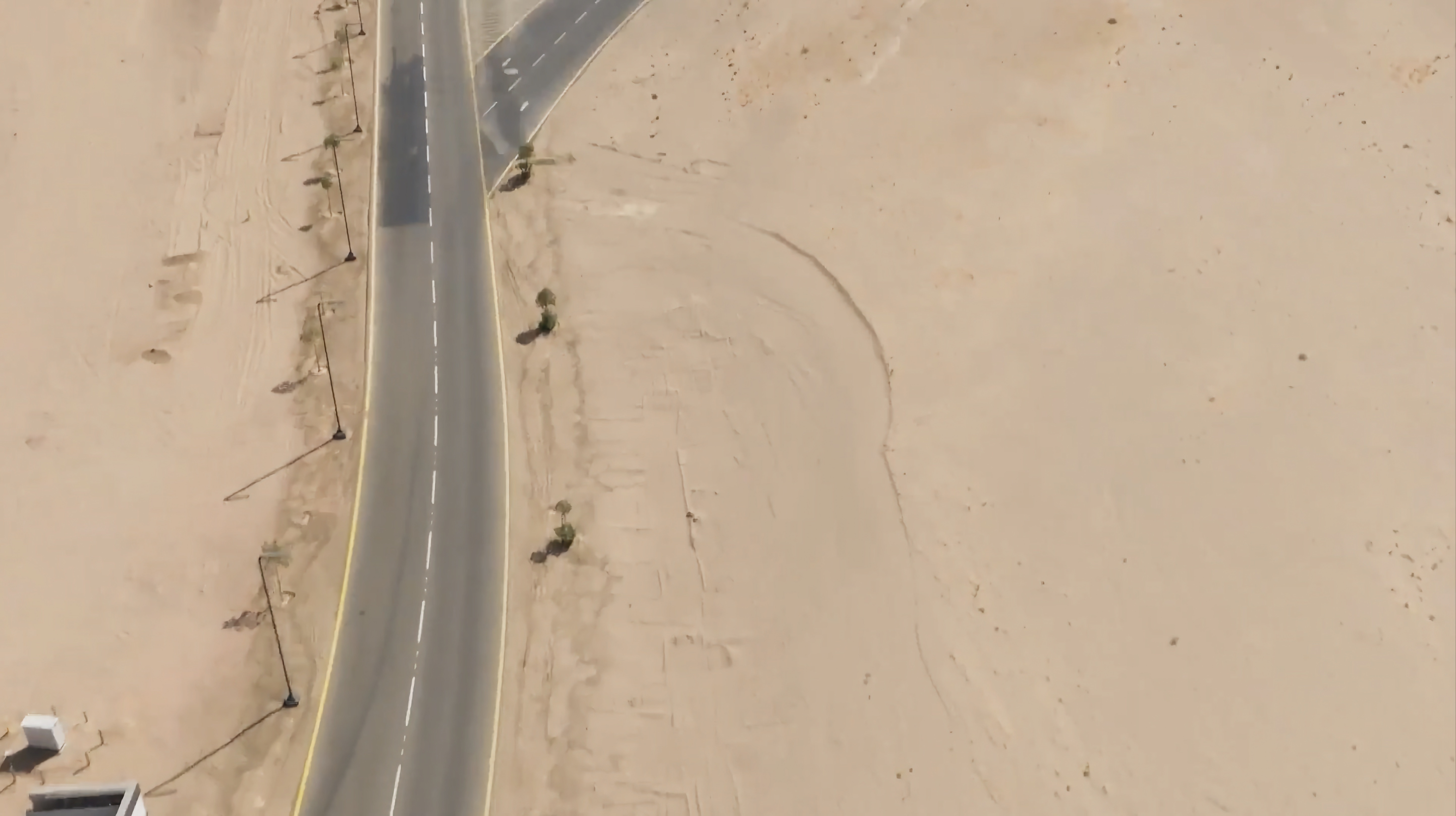 منظر جوي لطريق صحراوي
