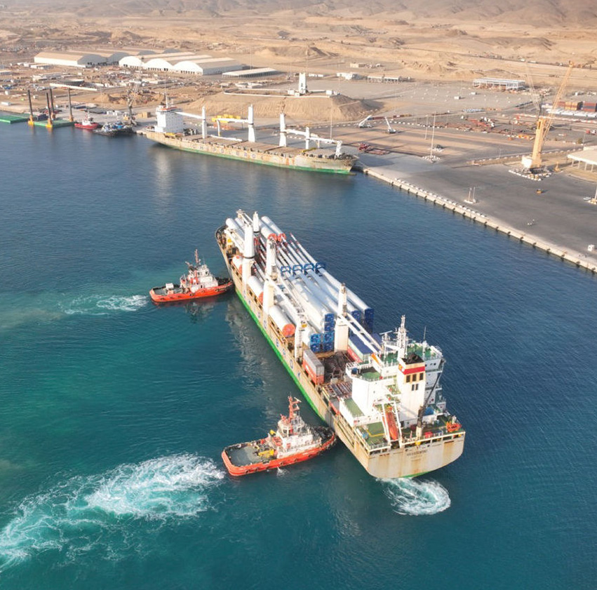 A ship carrying wind turbines delivery to Oxagon